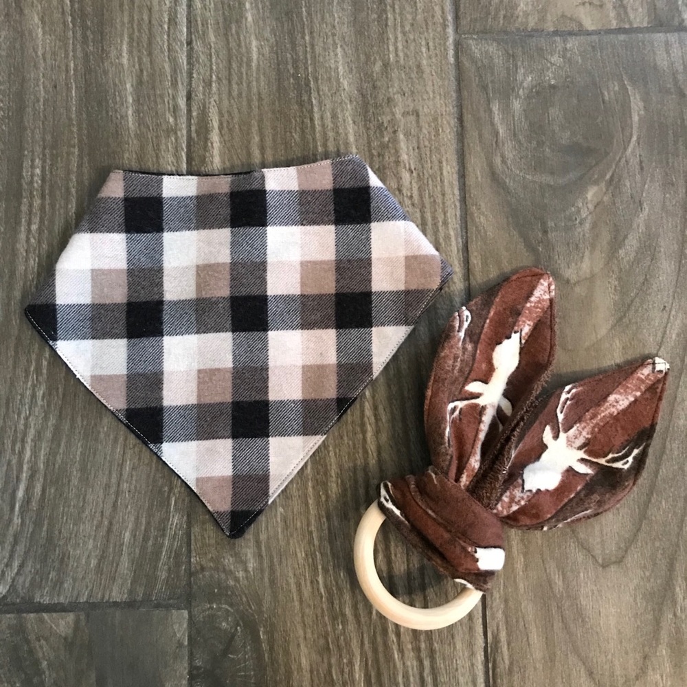 ❤️2 for $15❤️ baby bandana bib & Wood teether